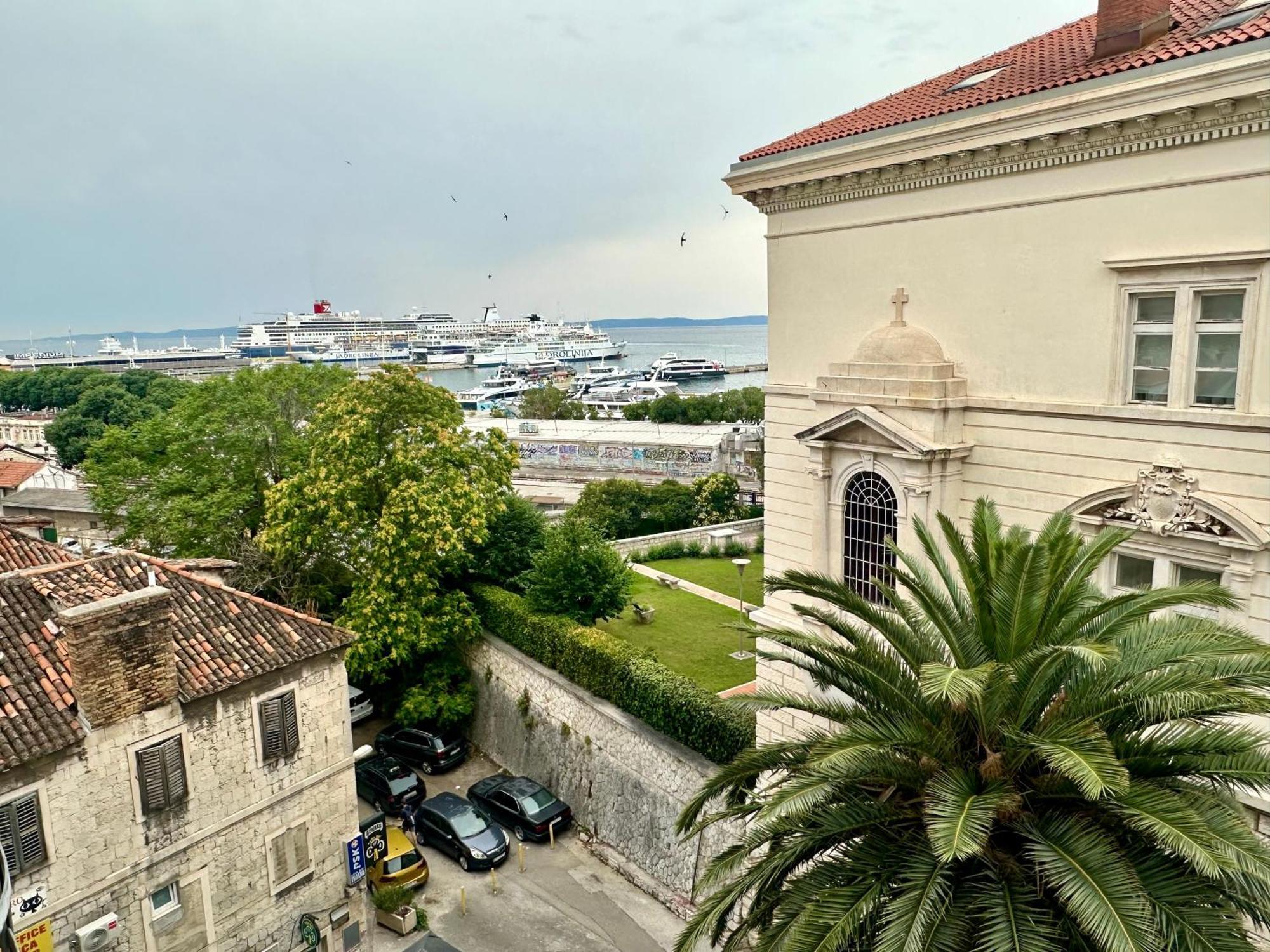 Mariani Luxury Rooms In Center Split Exterior photo