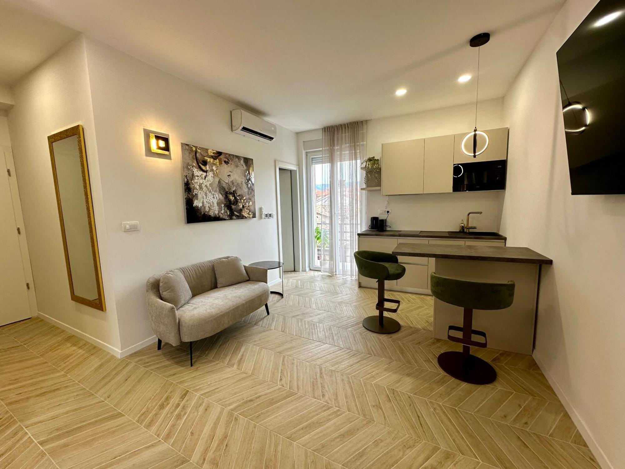 Mariani Luxury Rooms In Center Split Exterior photo